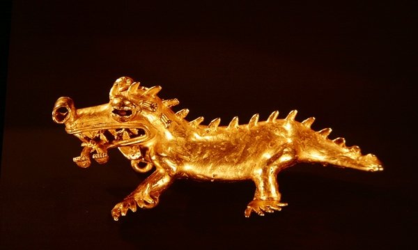 Hänge som föreställer en krokodil med en människofigur i munnen, från La Vaca, Punta Burica (guld) (se även 351825) av Pre Columbian Pre Columbian