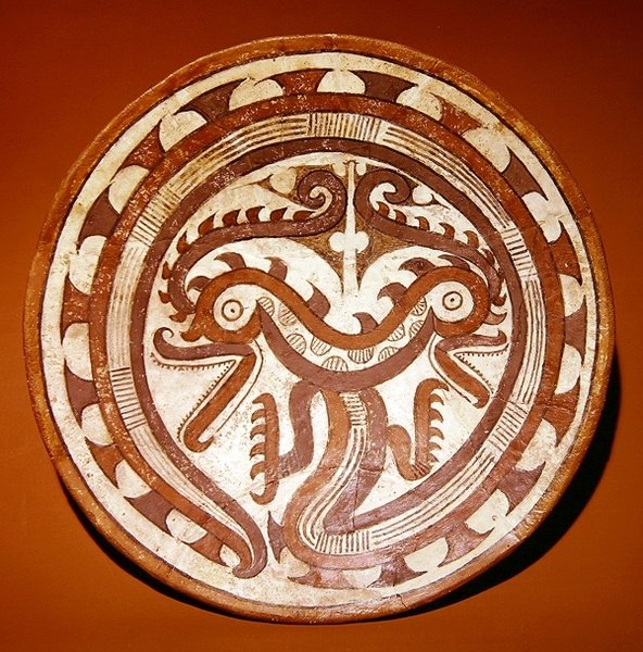 Skylt som föreställer dubbla krokodilhuvuden på en lindad ormkropp, Late Cocle-stil (keramik) av Pre Columbian Pre Columbian