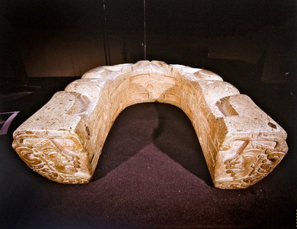 Bakifrån av oket som används i bollspel, Vera Cruz av Pre Columbian Pre Columbian