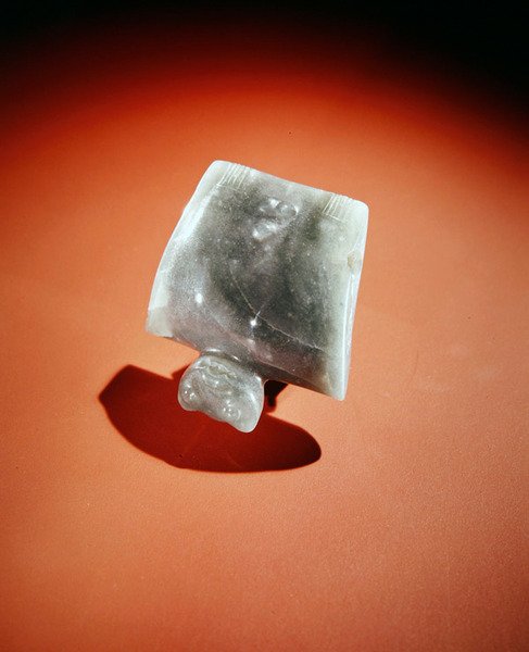 Omarbetat bevingat hänge, från Guacimo, Linea Vieja area (genomskinlig havsgrön jade) av Pre Columbian Pre Columbian