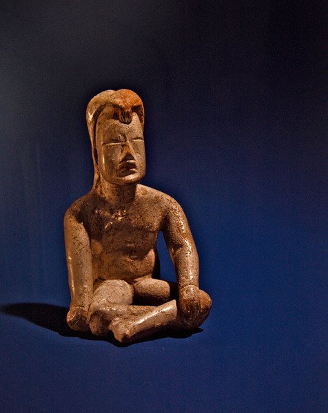 Sittande figur, Olmec Culture (keramik) av Pre Columbian Pre Columbian