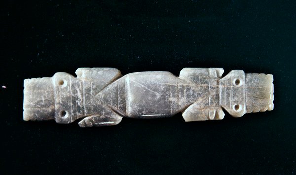 Tvåhövdad krokodilhänge, från Guacimo, Linea Vieja area (genomskinlig blågrön jade) av Pre Columbian Pre Columbian