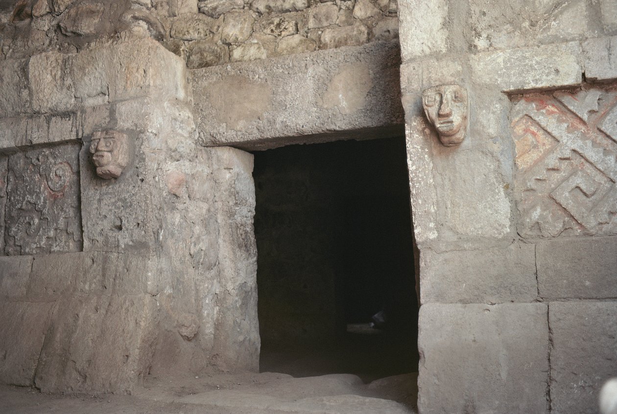 En dörröppning med snidade huvuden, sen efterklassisk period av Pre Columbian
