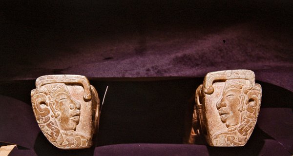 Detalj av ett ok som används i ceremoniella bollspel, Vera Cruz (sten) av Pre Columbian Pre Columbian