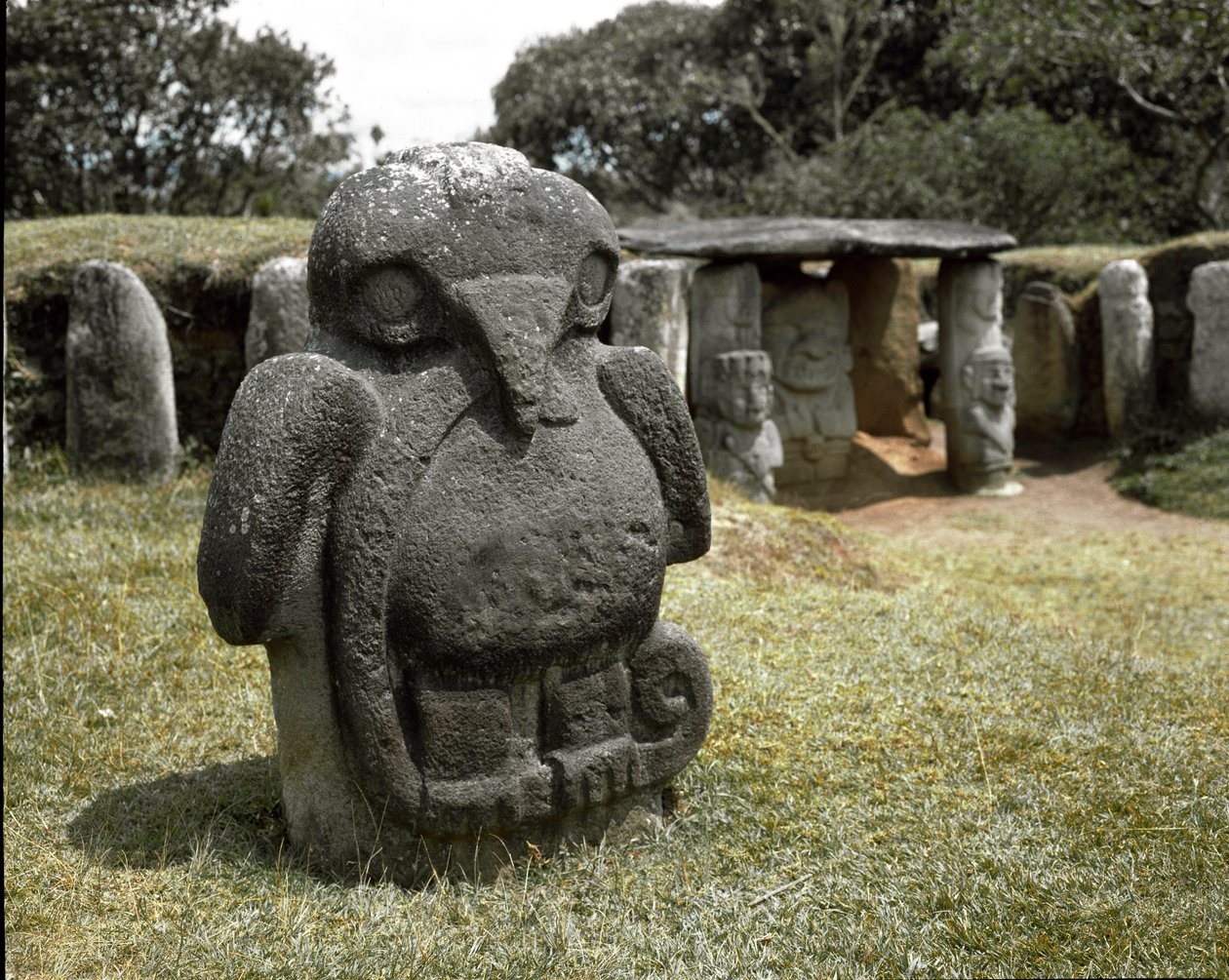 Megalitisk skulptur av en fågel som håller en orm av Pre Columbian Pre Columbian