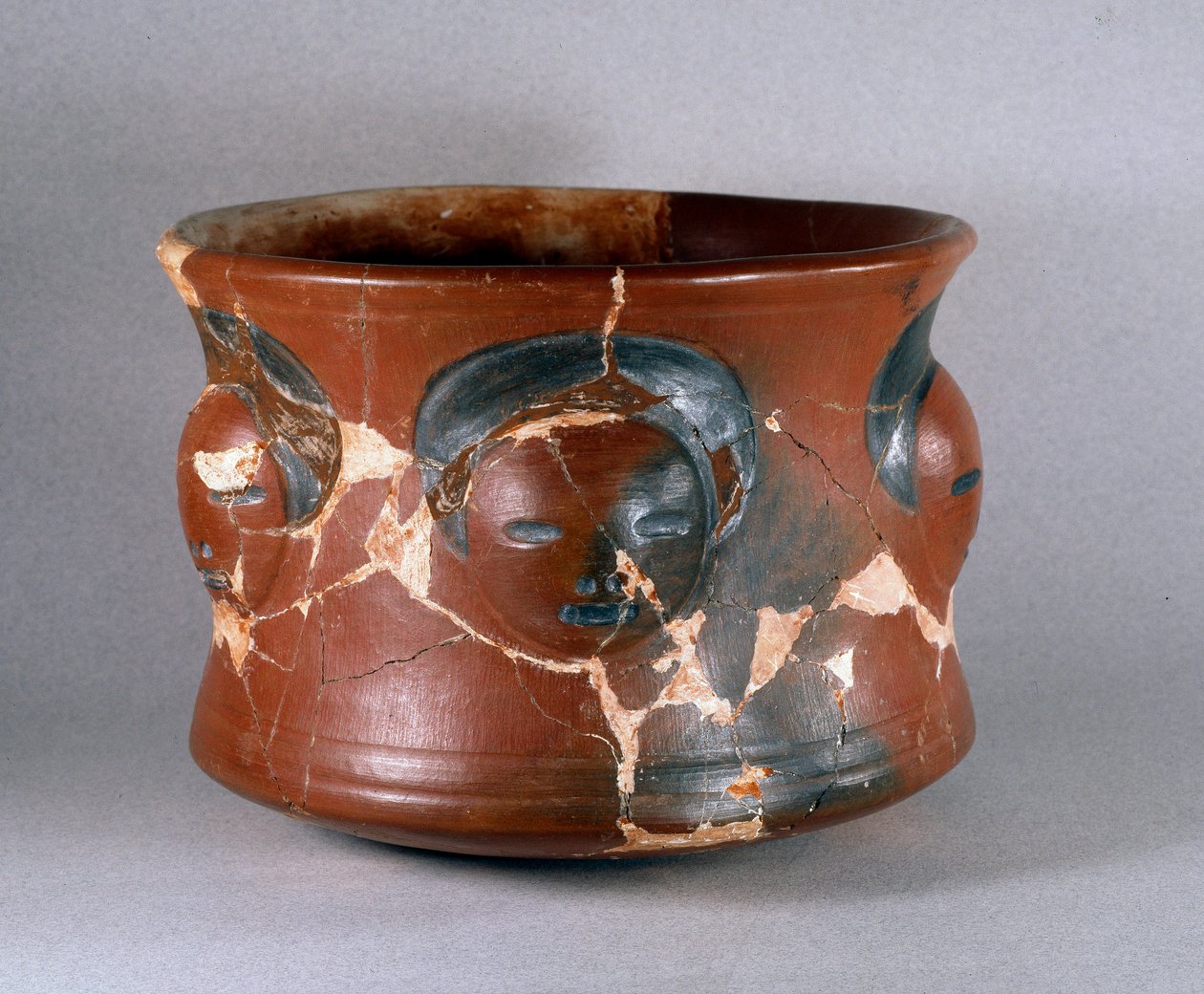 Pre-columbiansk konst, Kotosh-kultur: terrakottamottagare med mänskliga ansikten. Dämpa. 16,2 cm 1000 f.Kr.-800 e.Kr. Lima, Nationalmuseet för antropologi och arkeologi, Peru av Pre Columbian Pre Columbian