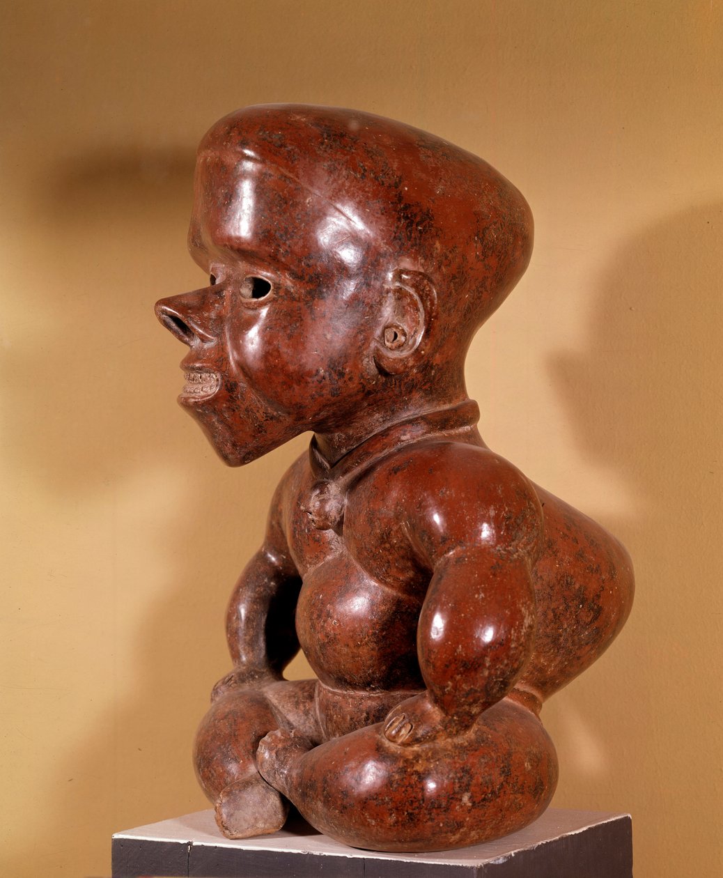 Pre-columbiansk konst: statyett av naken puckelrygg som sitter. Från Colima. Civilisationen av de västra kusterna. 300-1250 e.Kr. Guadalajaras arkeologiska museum av Pre Columbian Pre Columbian