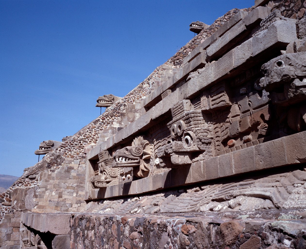Pre-columbiansk civilisation: utsikt över platsen för Teotihuacan (300 f.Kr.-600 e.Kr.): Quetzalcoatls tempel eller den fjäderbevuxna ormens tempel. Mexiko av Pre Columbian Pre Columbian