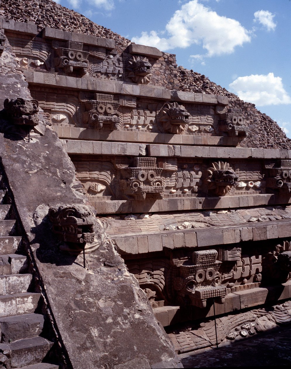 Pre-columbiansk civilisation: utsikt över platsen för Teotihuacan (300 f.Kr.-600 e.Kr.): Quetzalcoatls tempel eller den fjäderbeklädda ormens tempel. Mexiko av Pre Columbian Pre Columbian