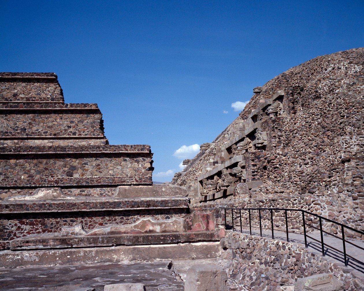 Pre-columbiansk civilisation: utsikt över platsen för Teotihuacan (300 f.Kr.-600 e.Kr.): Quetzalcoatls tempel eller den fjäderbeklädda ormens tempel. Mexiko av Pre Columbian Pre Columbian