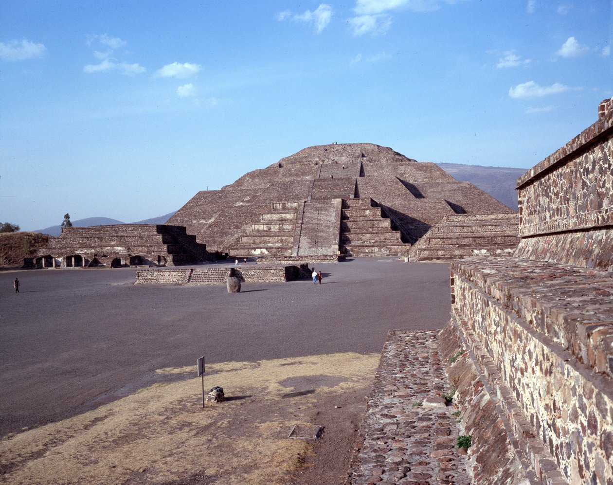 Pre-columbiansk civilisation: utsikt över platsen för Teotihuacan (300 f.Kr.-600 e.Kr.): Månens tempel (eller pyramid). Mexiko av Pre Columbian Pre Columbian
