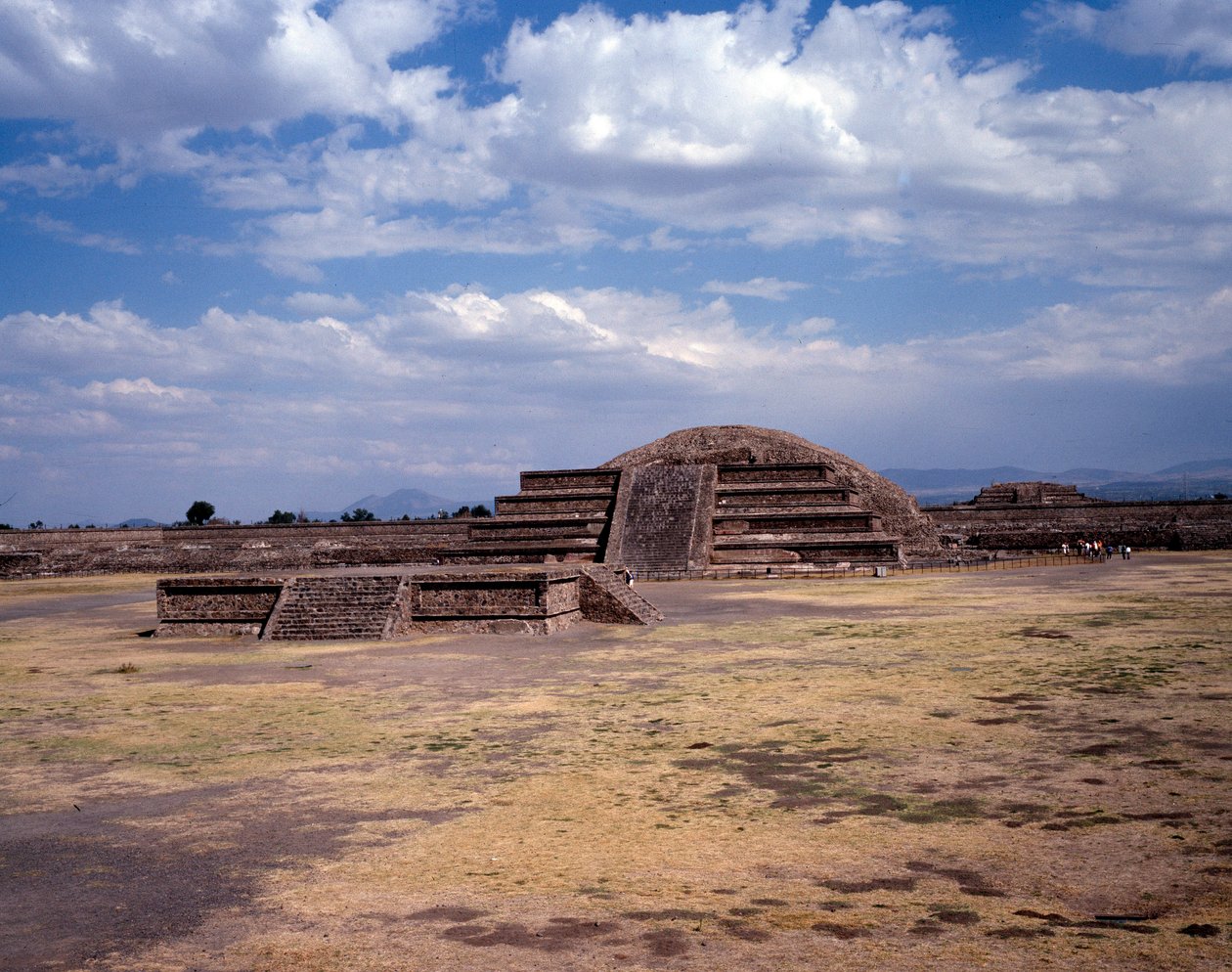 Pre-columbiansk civilisation: utsikt över platsen för Teotihuacan (300 f.Kr.-600 e.Kr.): solens tempel (eller pyramid). Mexiko av Pre Columbian Pre Columbian