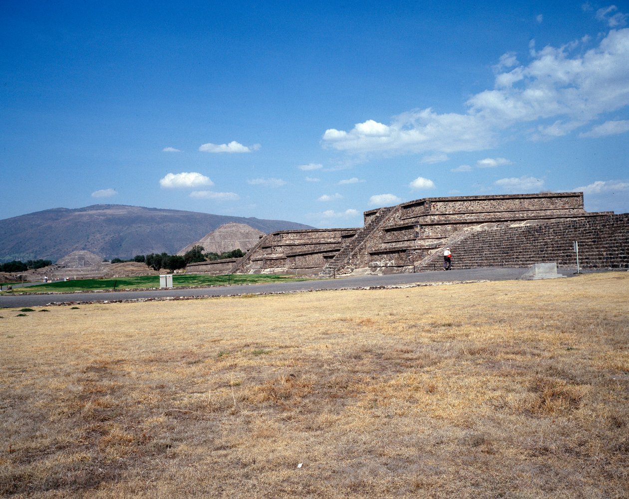 Pre-columbiansk civilisation: utsikt över platsen för Teotihuacan (300 f.Kr.-600 e.Kr.): solens tempel (eller pyramid). Mexiko av Pre Columbian Pre Columbian