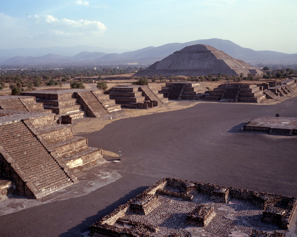 Pre-columbiansk civilisation: utsikt över platsen för Teotihuacan (300 f.Kr.-600 e.Kr.): solens tempel (eller pyramid). Mexiko av Pre Columbian Pre Columbian