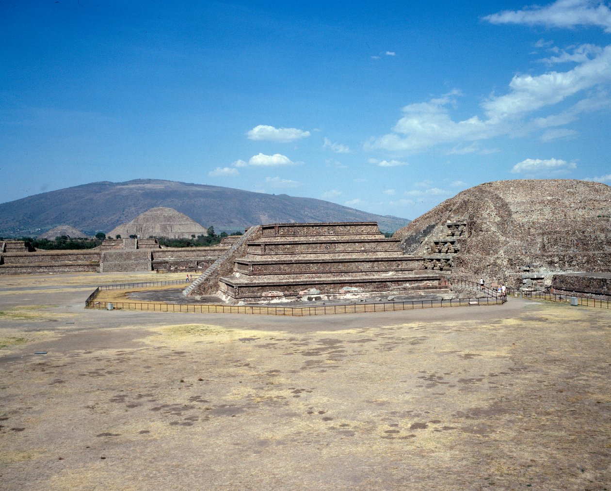 Pre-columbiansk civilisation: utsikt över platsen för Teotihuacan (300 f.Kr.-600 e.Kr.): solens tempel (eller pyramid). Mexiko av Pre Columbian Pre Columbian