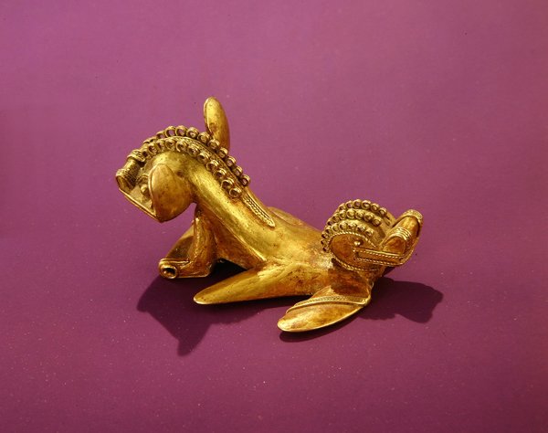 Tairona-hänge föreställande ett dubbelhövdat djur, 700-800-talet e.Kr. (guld) av Pre Columbian Pre Columbian