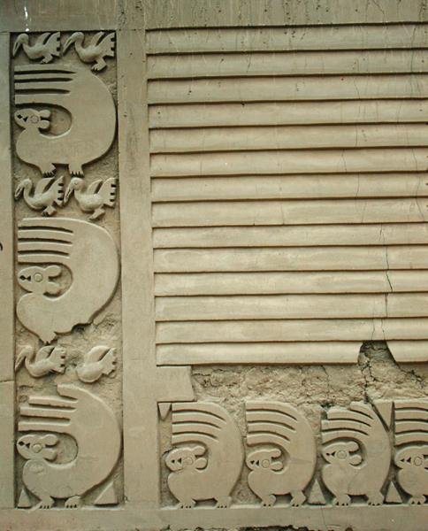 Ceremonitorget, Tschudi-palatset, byggt av Chimu, detalj av ett djur från väggen, ca 1300 f.Kr. (foto) (se även 162900) av Pre Columbian Pre Columbian