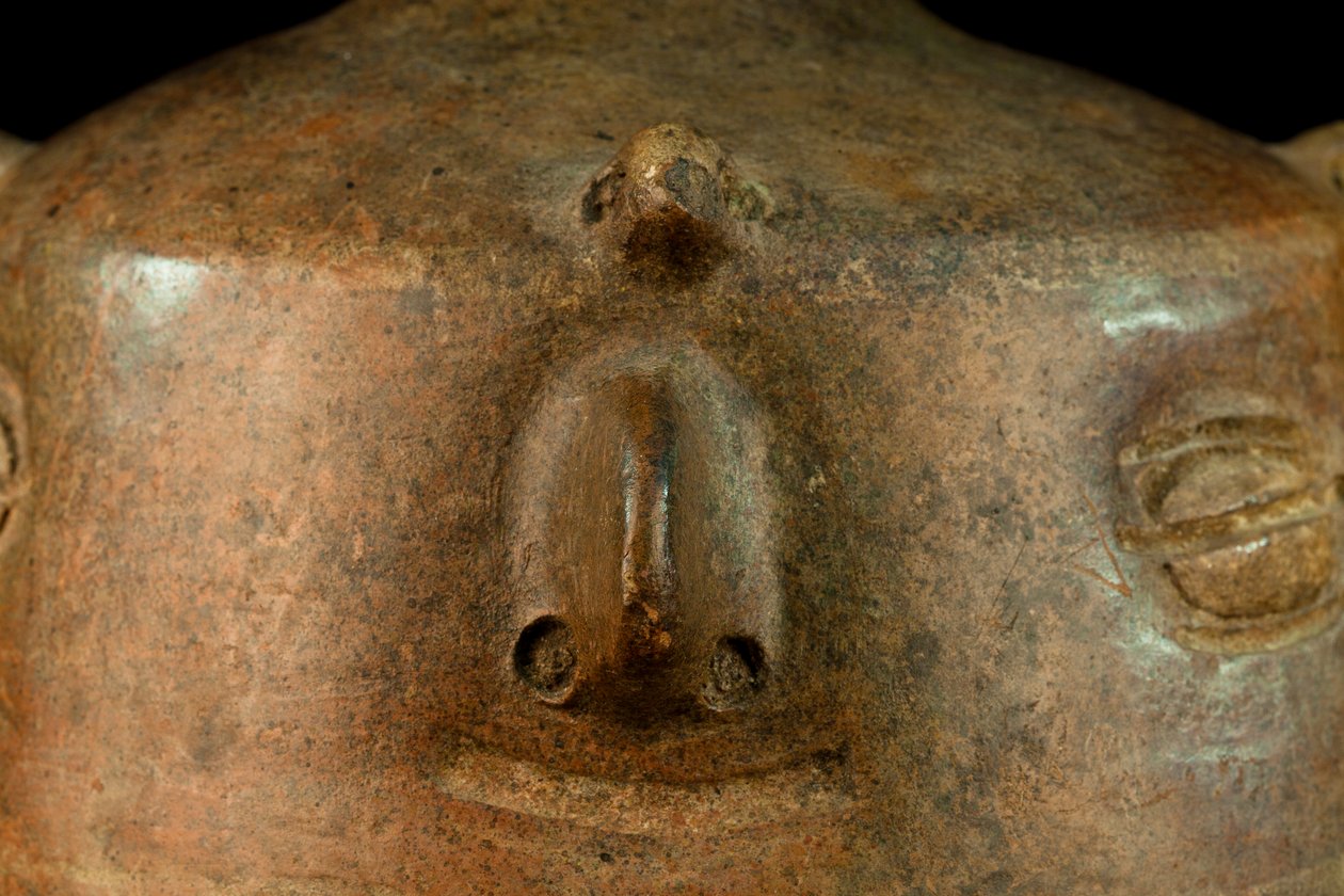 Keramik med antropomorfisk dekor och sidohandtag / Precolumbiansk konst (terrakotta) av Precolombian Precolombian