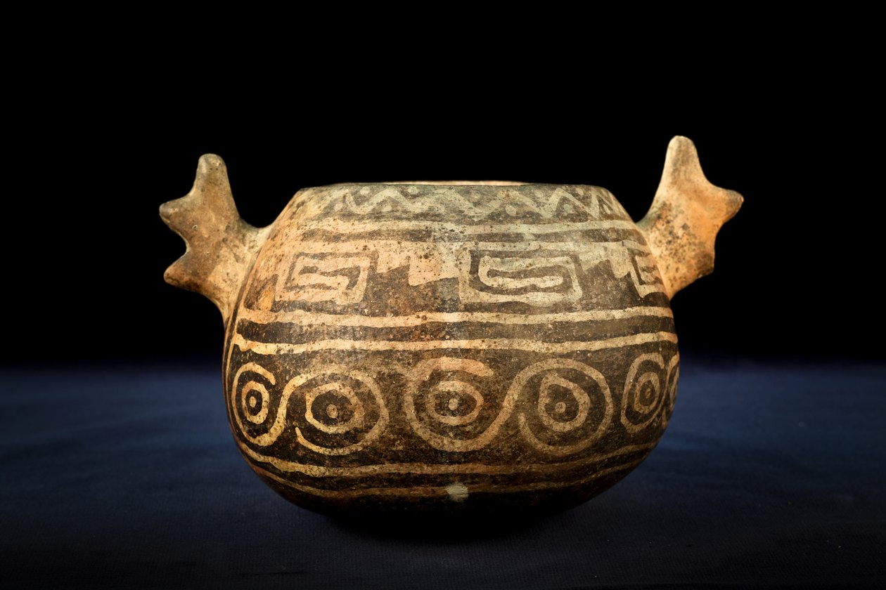 Klotformad keramik med zoomorf dekor / Precolumbiansk konst (terrakotta) av Precolombian Precolombian