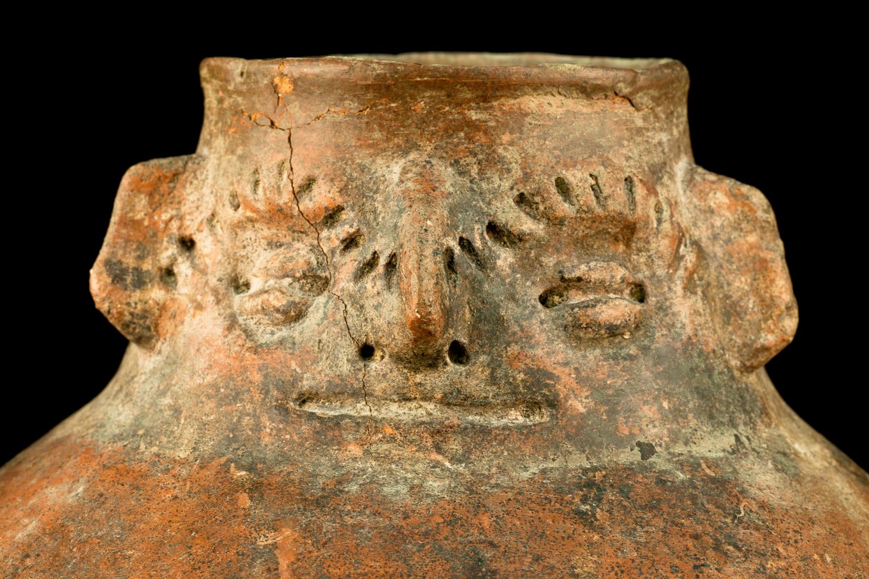 Klotformad keramik med cefalomorf hals / Precolumbiansk konst (terrakotta) av Precolombian Precolombian