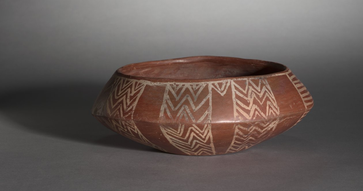 Vit korsfodrad skål med sköldpadda och sol, c.4000-3400 f.Kr av Predynastic Period Egyptian