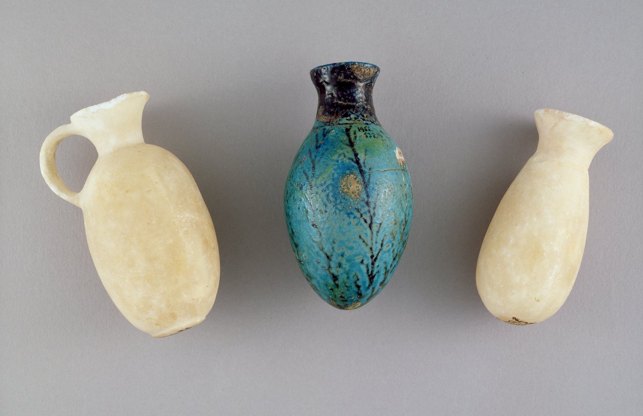 Tre kosmetiska behållare från grav G.37, Jericho, ca 1800-1700 f.Kr. (gips och fajans) av Prehistoric