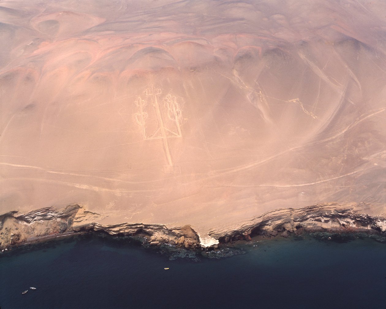 Flygfoto över Paracas kandelaber eller kandelaber i Anderna, vid Pisco Bay (1983 - fotografi) av Prehistoric Prehistoric