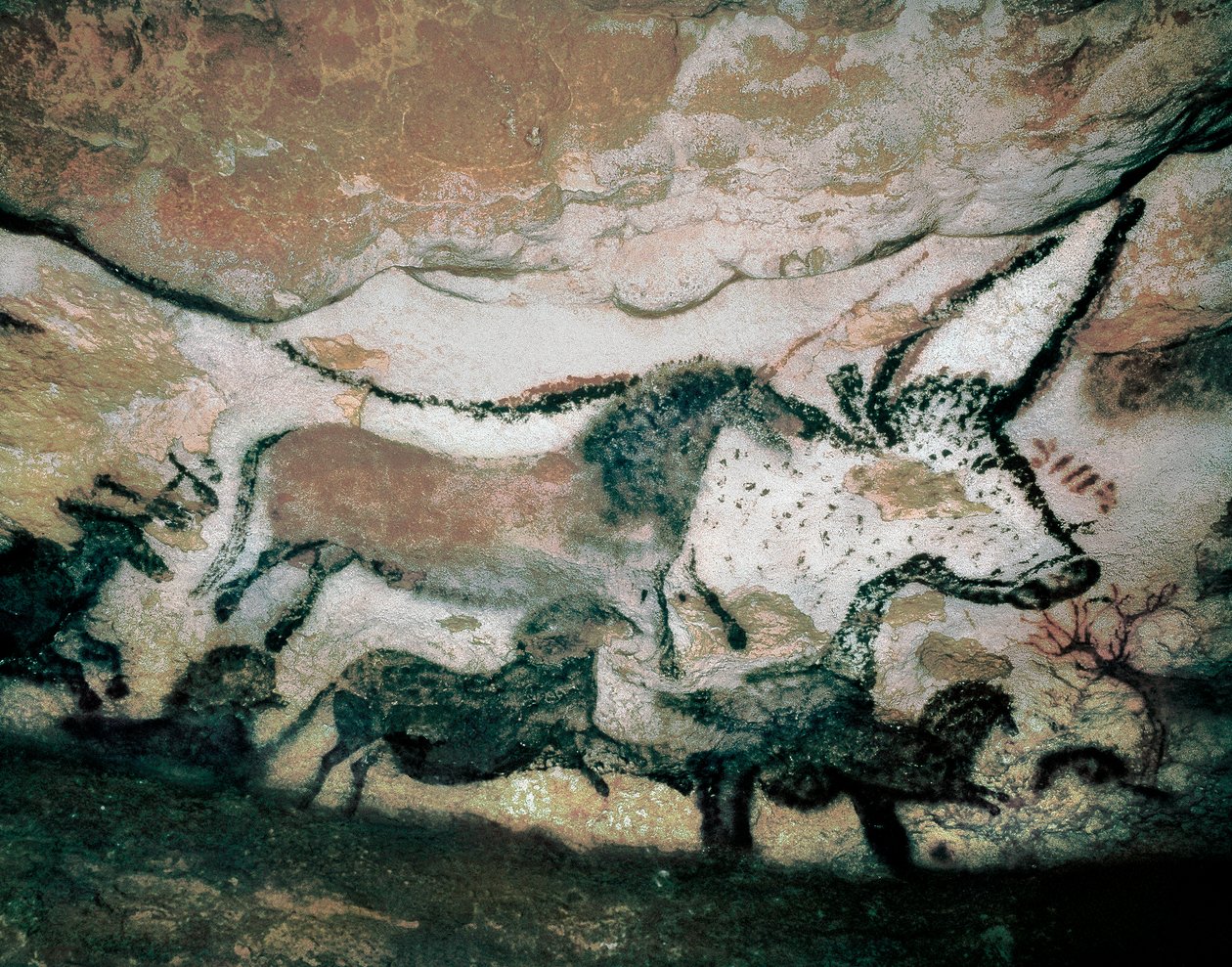Tjur, med rådjur och häst, övre paleolitikum, från grottan i Lascaux, Frankrike, c.17.000-15.000 f.Kr. (målning) av Prehistoric Prehistoric