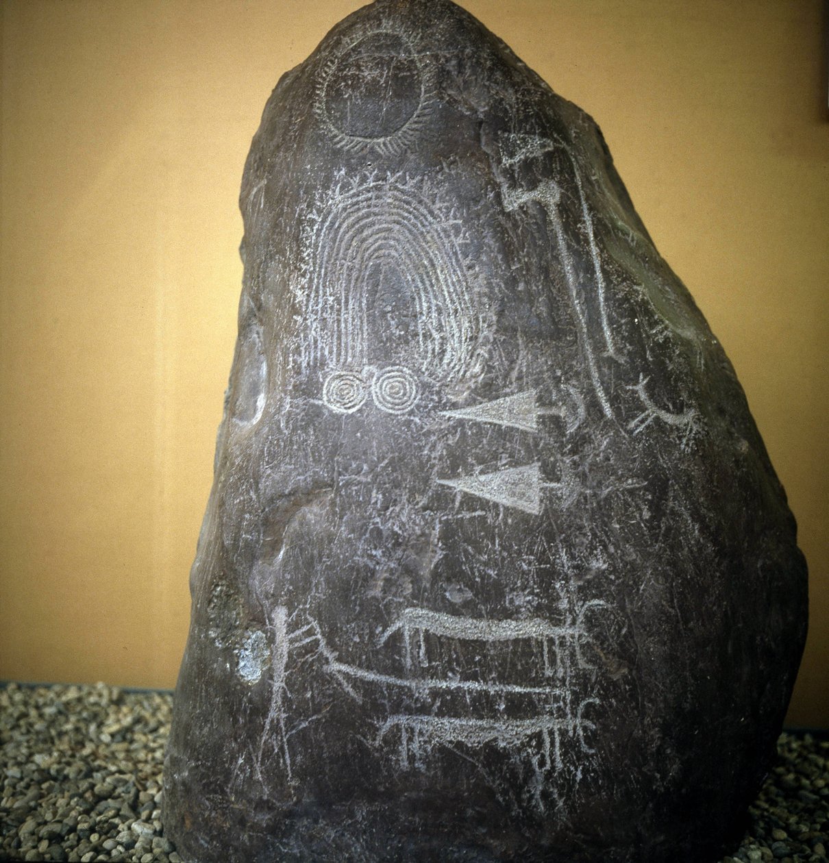 Civilisationen av Camunni, Förhistoria, hällkonst: gravsten, djur, pilspetsar och spiraler - Stele of Bagnolo typ 2 i Valcamonica (Camonica Valley) (Italien). av Prehistoric Prehistoric