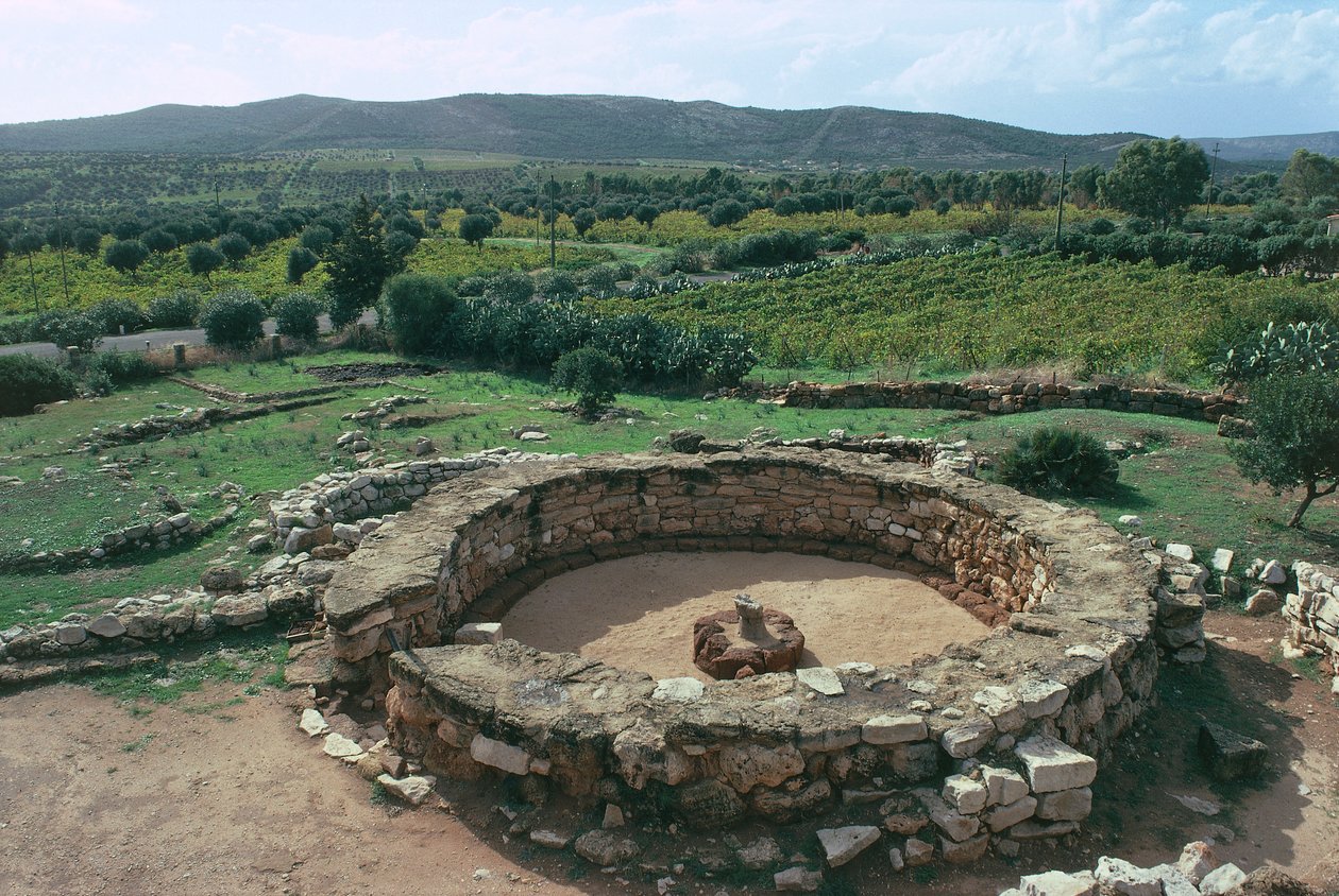 Italien, Sardinien-regionen, Alghero, provinsen Sassari, Nuragic komplex Palmavera, ruiner av möteshydda av Prehistoric Prehistoric