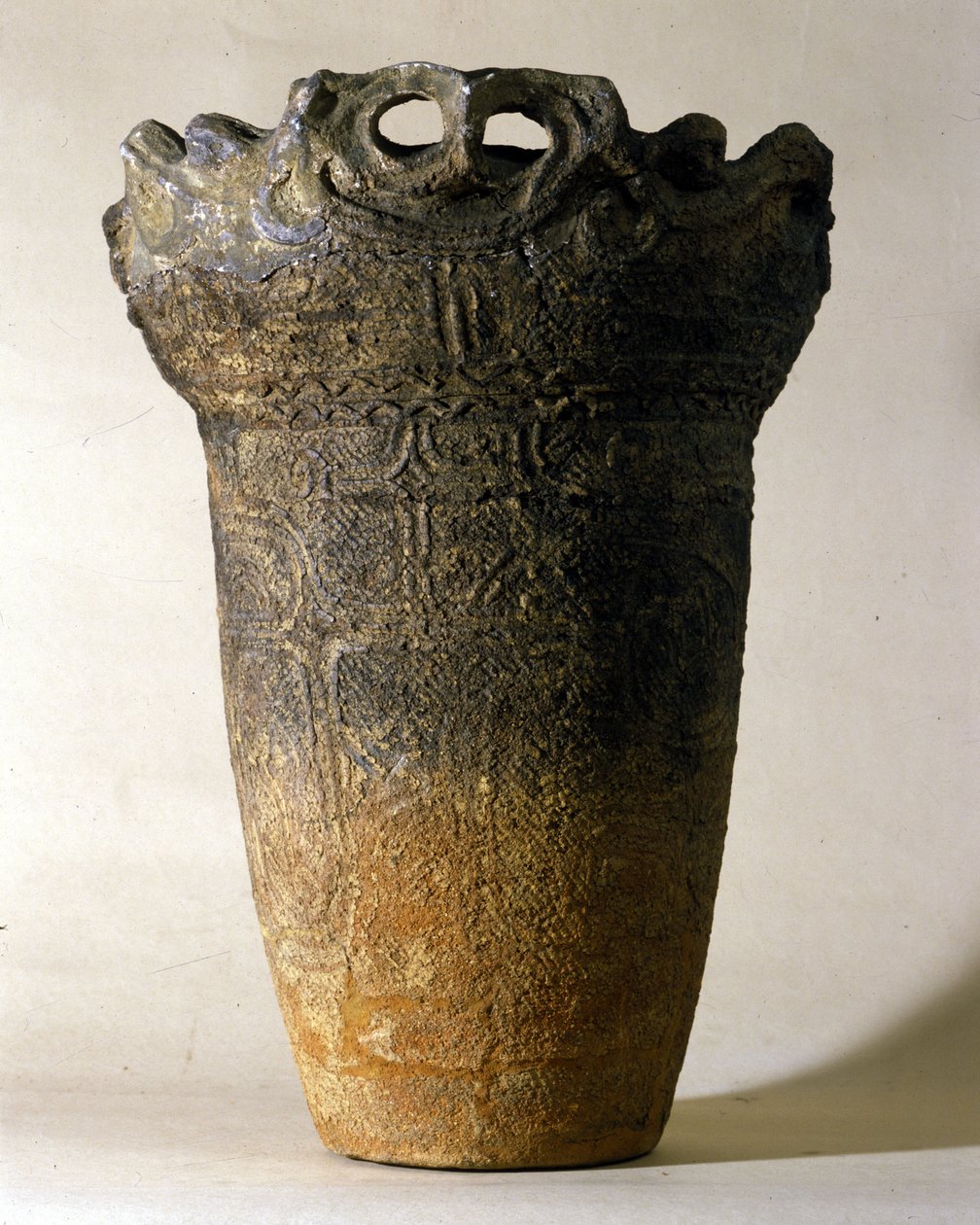 Stor terrakottavas från Jomon-perioden (förhistorisk period i Japan). Rom, Nationalmuseet för orientalisk konst. av Prehistoric Prehistoric