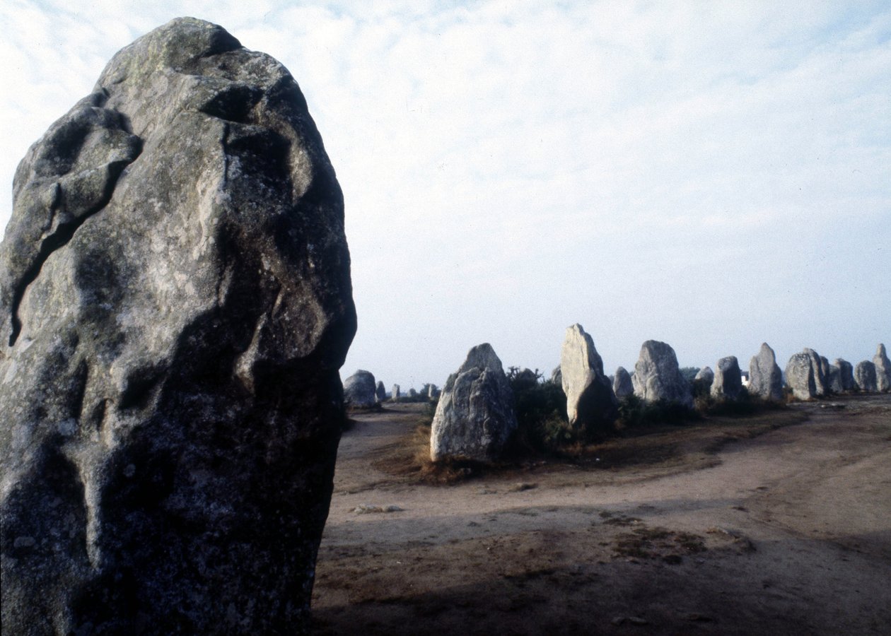 Megalitiska Carnac-monument i Kermario. av Prehistoric Prehistoric