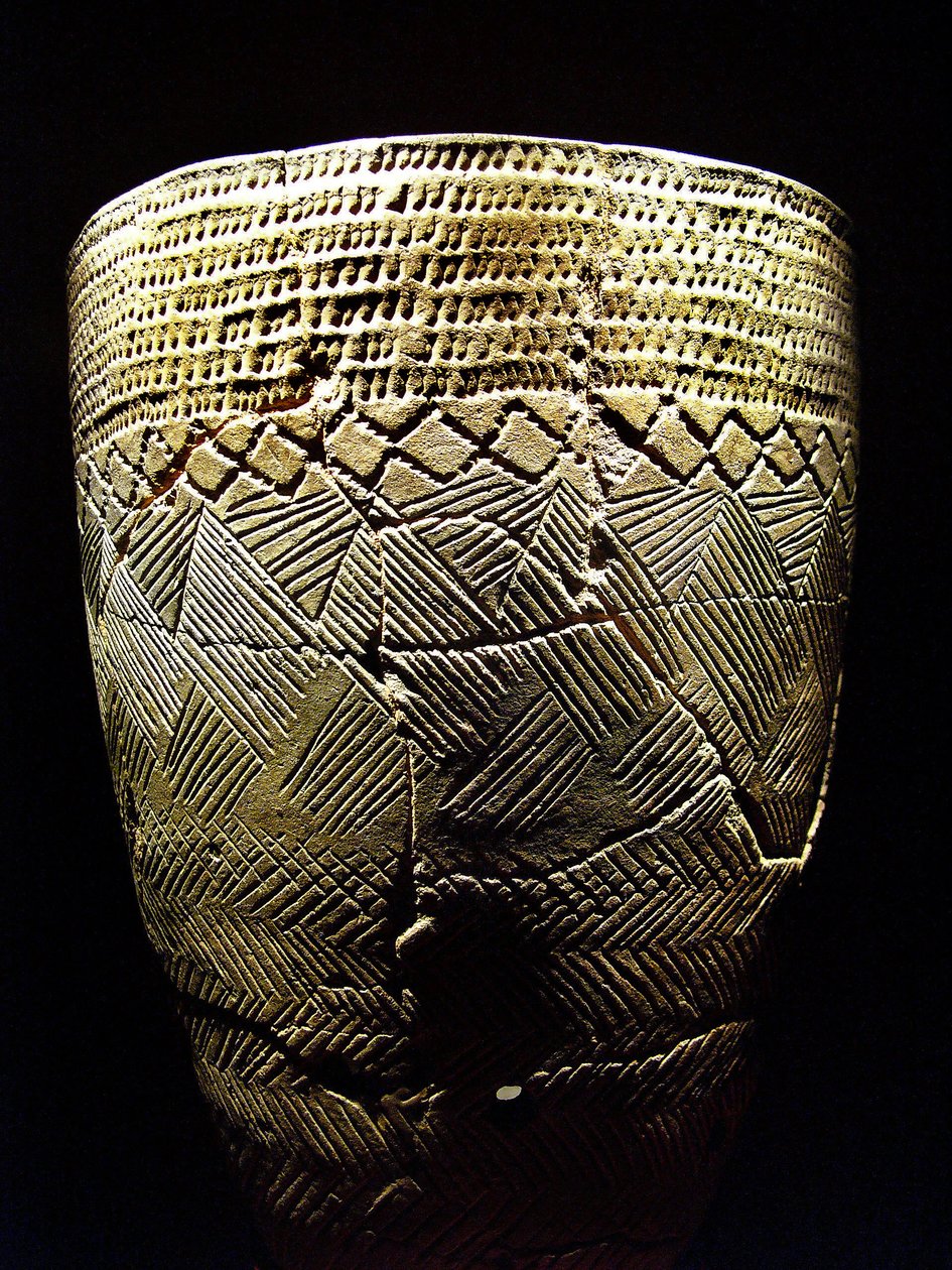 Keramik med dekor med kamtand, cirka 8000 f.Kr. av den neolitiska perioden, Amsa-Dong, Korea. Fotografi, Seouls nationalmuseum, Republiken Korea av Prehistoric Prehistoric