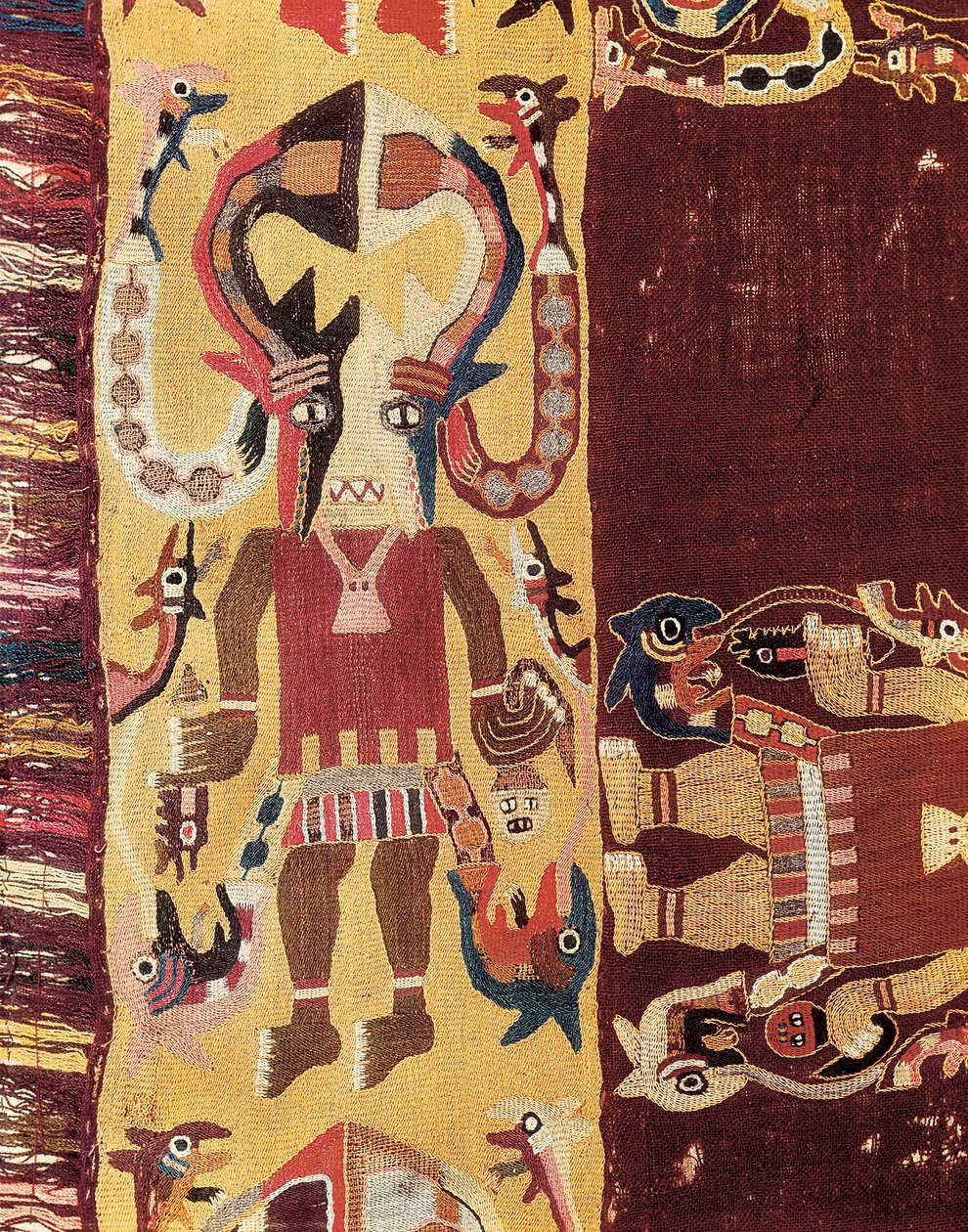 Pre-columbiansk civilisation: ceremoniell officiant som bär en mask. 300-100 f.Kr. Gobeläng från Ica i Peru. Nationalmuseet för arkeologi i Lima, Peru. av Prehistoric Prehistoric