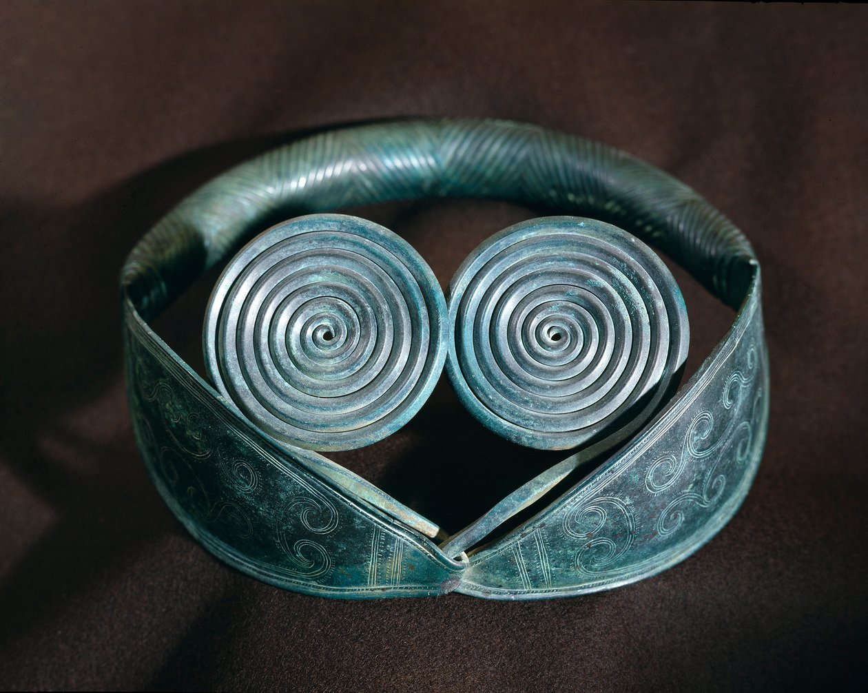 Prehistoire: halsprydnad i metall dekorerad med spiraler från Halland. Riksantikvariemuseet, Stockholm Sverige av Prehistoric Prehistoric
