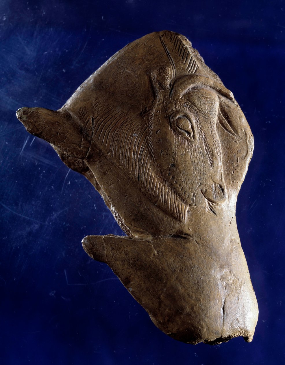Förhistorisk konst (Övre Magdalena): "" Bison reser sig"" Skulptur i renträ från Madeleine i Dordognes skydd. 11000 f.Kr. Sön 0,10 m. Saint Germain en Laye, Nationalmuseet för arkeologi av Prehistoric Prehistoric