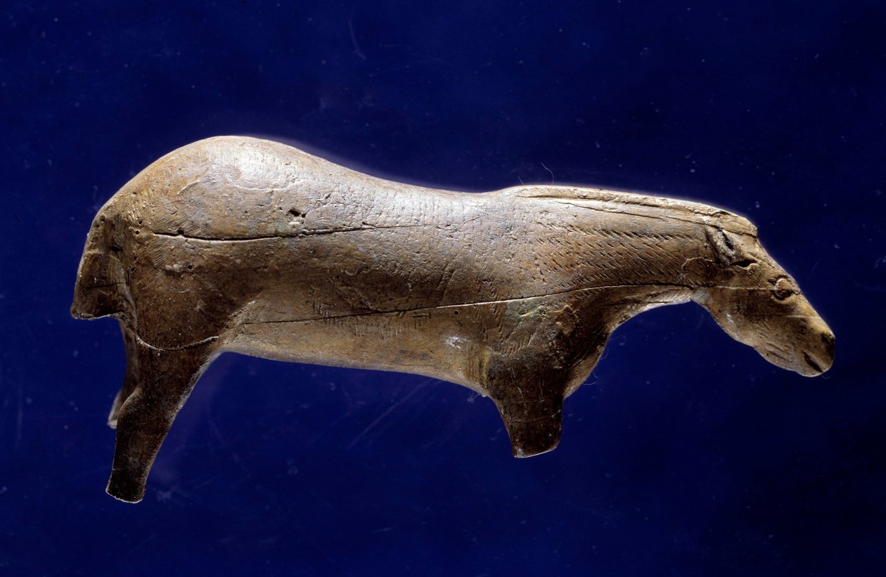 Förhistorisk konst (Mellan Magdalena): skulptur i en runda häst i elfenbensmammut från grottan Espelugues (Hautes-Pyrénées) Dim. 0,073x0,035x0,017 m. Saint Germain en Laye, Museum of National Archaeology av Prehistoric Prehistoric