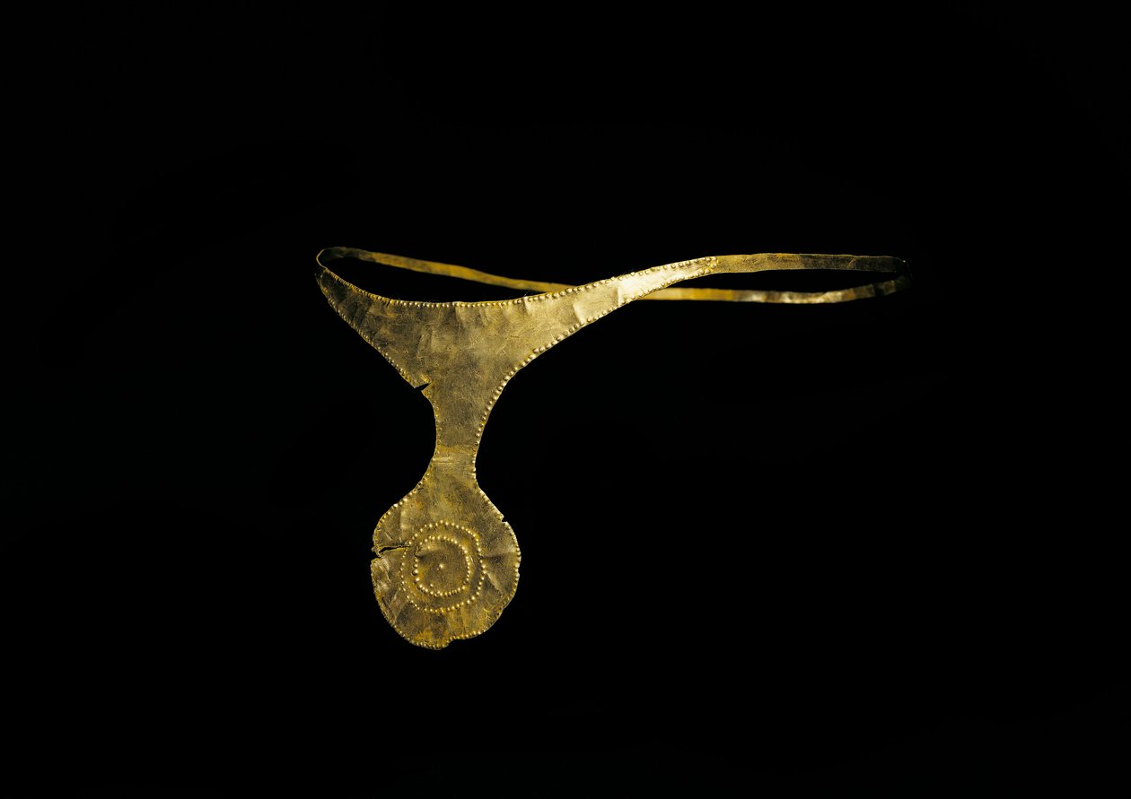 Förhistorisk konst, bronsåldern. "El Argars" kultur". Diademe av "Caravaca eller Cehegin"" i guld. Arkeologiska museet i Madrid, Spanien av Prehistoric Prehistoric