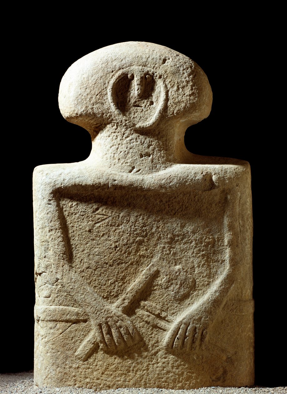 Förhistorisk konst: staty av en mänsklig figur skulpterad under järnåldern från platsen för Lunigiana nära La Spezia, Italien. 1100-800 f.Kr. La Spezia, Lunigiana-civilisationens kommunala museum av Prehistoric Prehistoric
