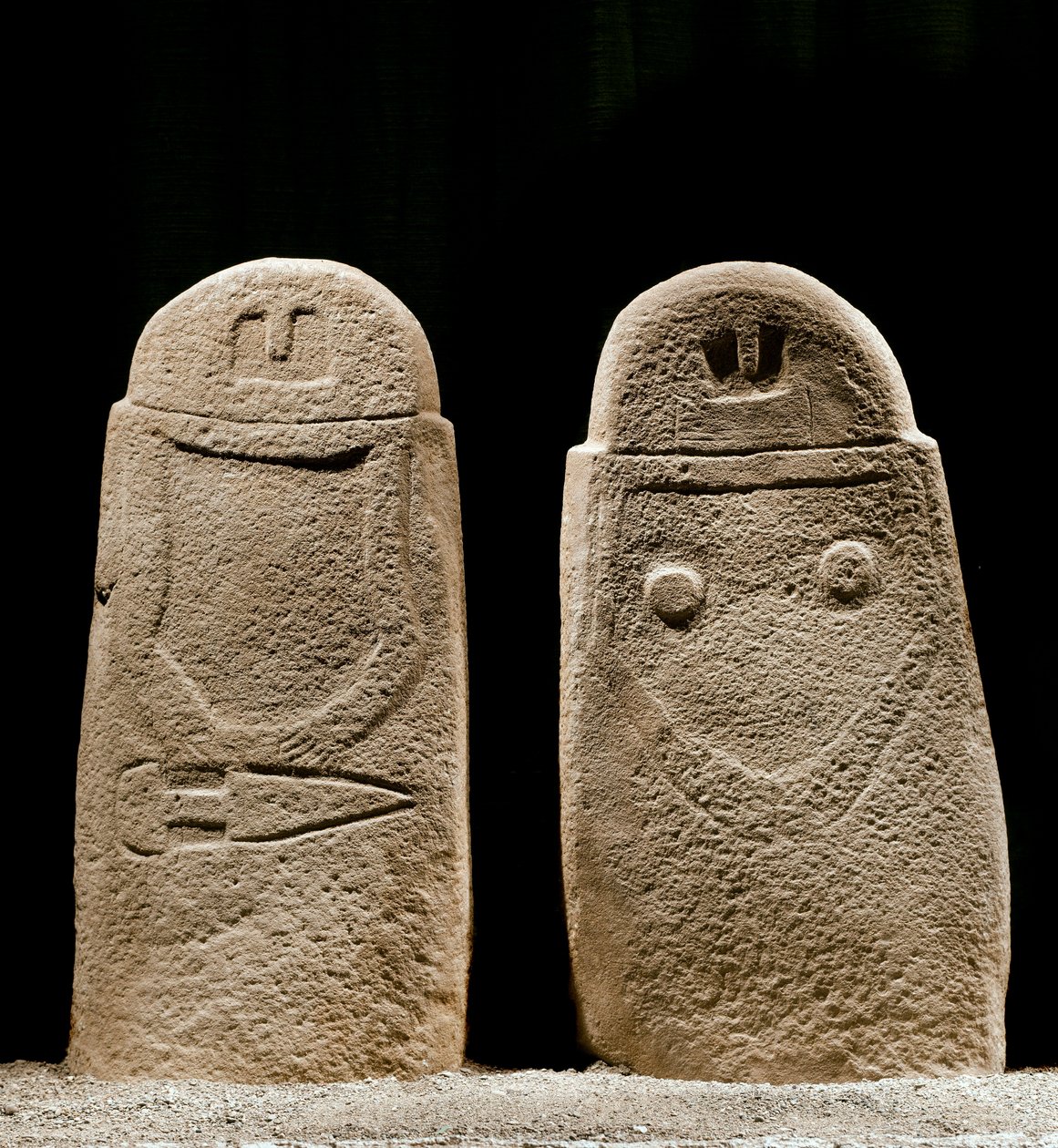 Förhistorisk konst: två menhirs av man och kvinna från järnåldern från platsen för Lunigiana nära La Spezia, Italien. 1100-800 f.Kr. La Spezia, Lunigiana-civilisationens kommunala museum av Prehistoric Prehistoric