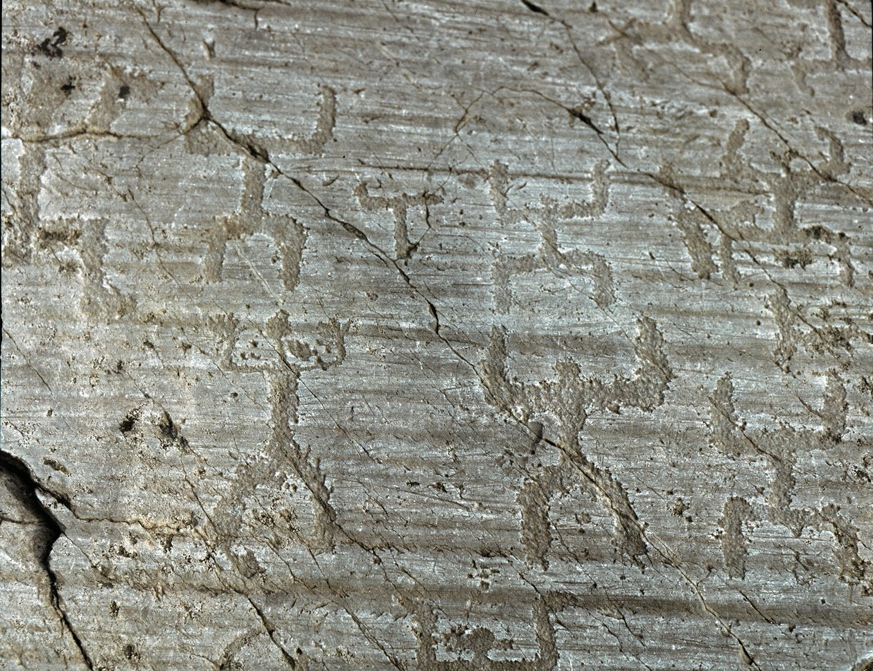 Förhistoria, Camunni civilisation, klippkonst: en gravsten av stiliserade representationer av karaktärer som kallas "oranterna"" med armarna utsträckta mot himlen. Period mellan yngre stenåldern och bronsåldern. Roche n. 50. Naquane (Brescia) Capo di Ponte av Prehistoric Prehistoric