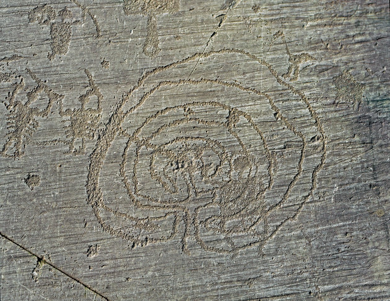 Förhistoria, Camunni civilisation, rock art: en grav klippa av representation av krigare vapen av sköldar och svärd, och en labyrint. Period mellan yngre stenåldern och bronsåldern. Roche. 35 Capo di Ponte, Parco nazionale delle incisioni rupestri di Naqu av Prehistoric Prehistoric