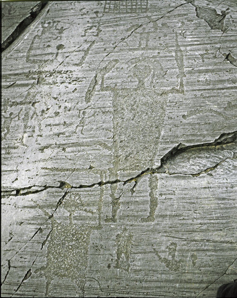 Förhistoria, Camunni civilisation, hällkonst: gravsten med stiliserade representationer av krigare, detalj som föreställer den store krigaren (H. 80 cm) beväpnad med ett svärd och en sköld. Period mellan yngre stenåldern och bronsåldern. Roche n. 50. Naqua av Prehistoric Prehistoric