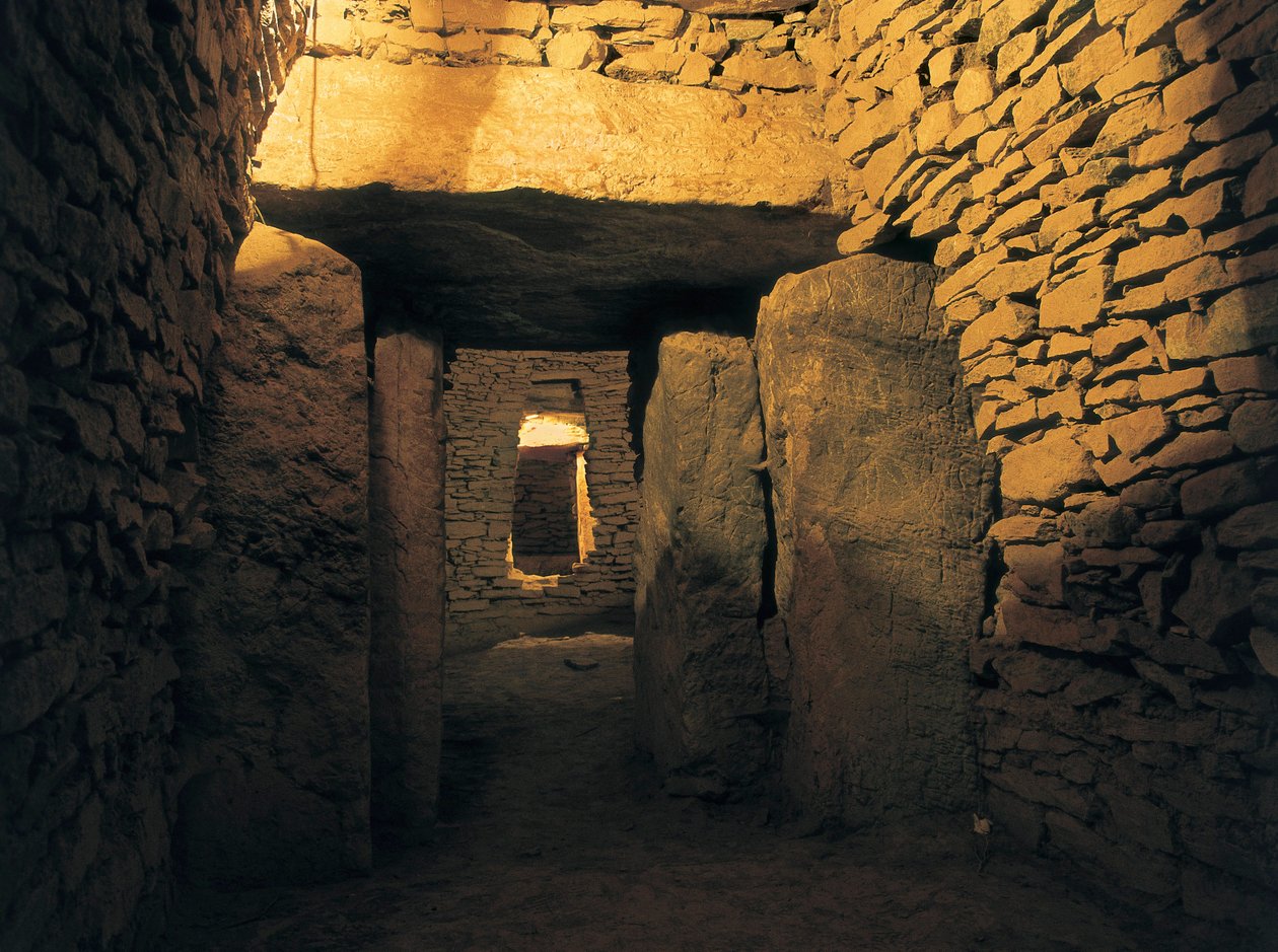 Förhistoria: Romersk dolmen, neolitisk begravning (3000 f.Kr.). Spanien, Andalusien, Antequera. av Prehistoric Prehistoric