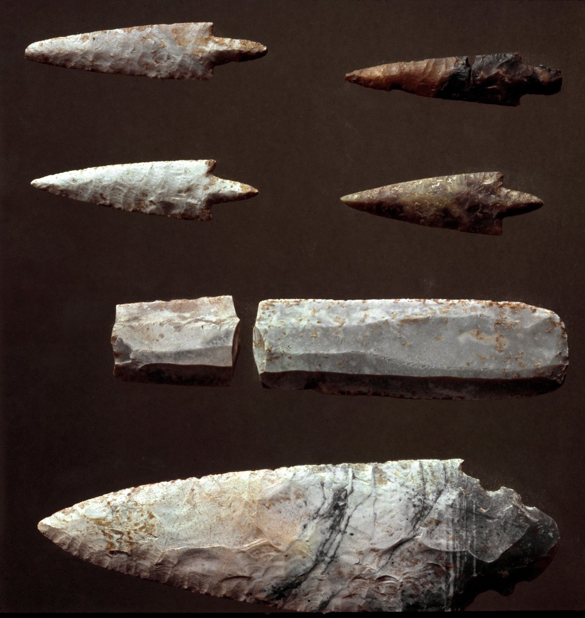 Förhistoria: pilspetsar och flinta från nekropolen Cantalupo-Mandela (Cantalupo Mandela), Lazio. Kopparåldern. Eneolitikum. 2200 f.Kr. Rom, Luigi Pigorini Nationalmuseum för förhistorisk etnografi av Prehistoric Prehistoric