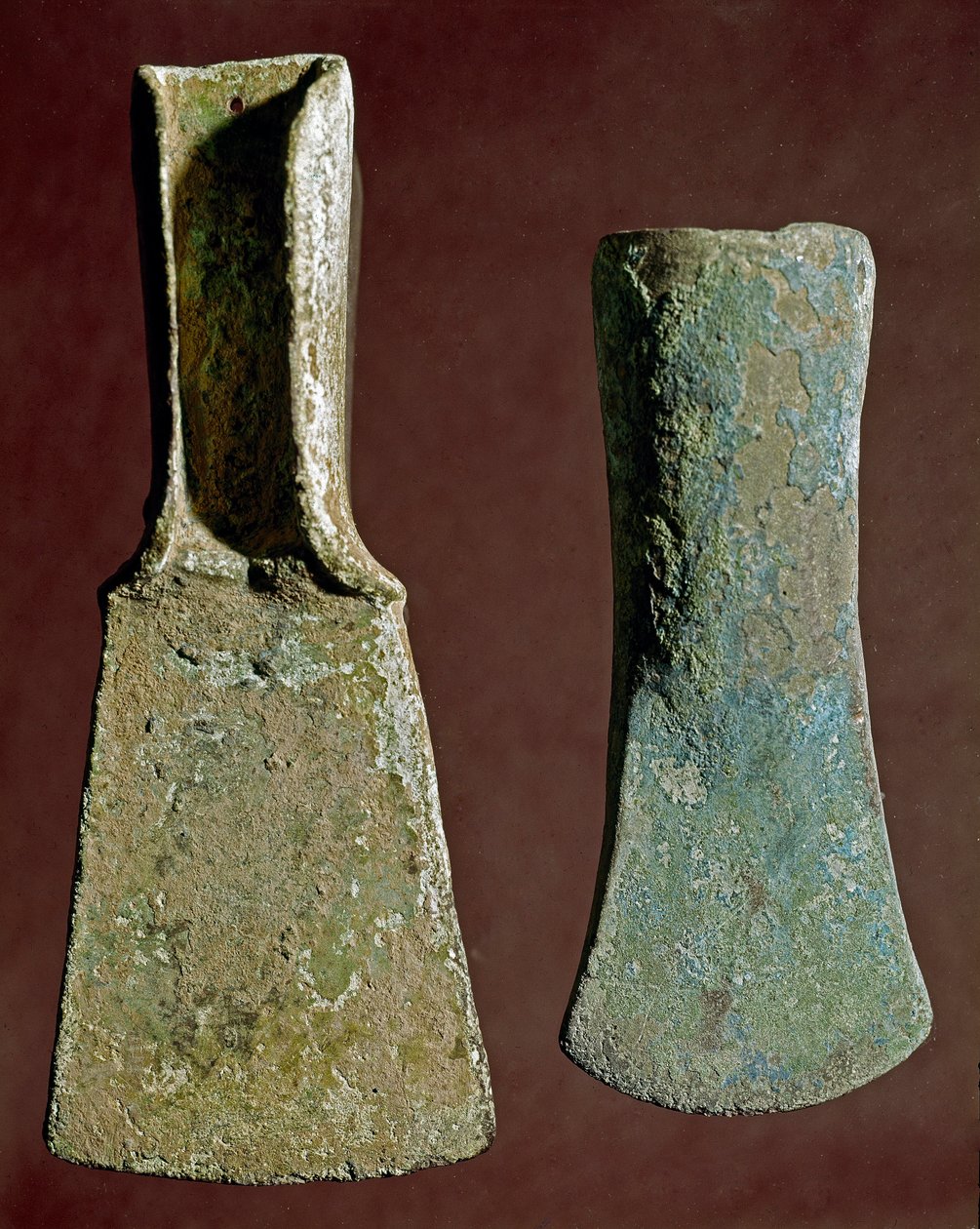 Förhistoria: yxa och spjutspets i flinta. Civilisationen av Apenninerna (eller italiensk bronsålder). 1400-1300 f.Kr. Perugia, Umbriens arkeologiska museum av Prehistoric Prehistoric
