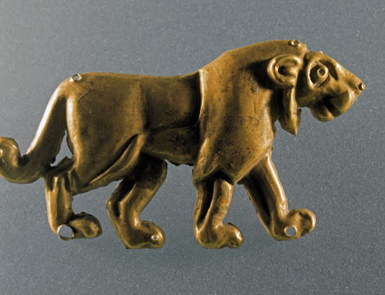 Förhistoria: lejonstatyett i guldblad från graven en tumulus (kurgan) från Maikop (Kaukasus). 3000-2500 f.Kr. Eneolitikum, kopparåldern. Sankt Petersburg, Eremitagemuseet, Ryssland av Prehistoric Prehistoric
