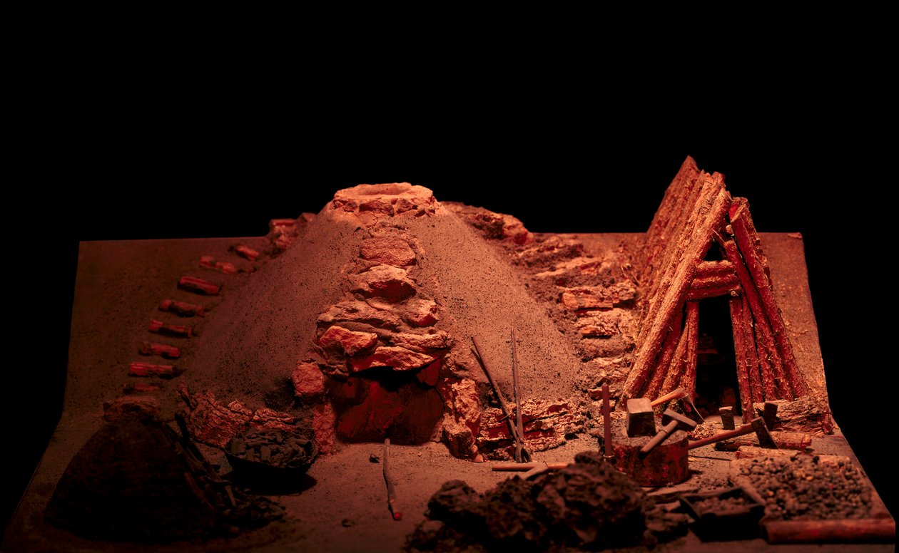 Förhistoria: rekonstruktion av en järnålderssmedja. Saint Germain en Laye, Antikvitets museum av Prehistoric Prehistoric