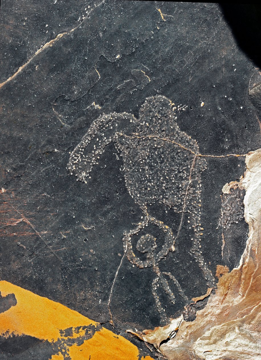 Förhistoria, hällkonst: en gravsten av en mänsklig figur. Stenåldern 5000-2000 f.Kr. Taghit, Haut plateau du Hoggar (Ahaggar), Algeriet av Prehistoric Prehistoric
