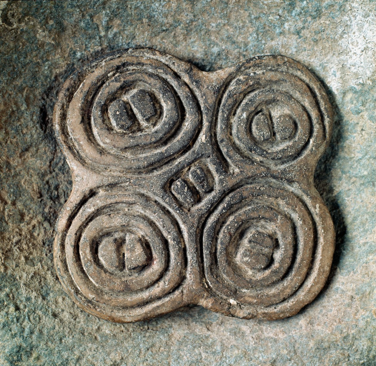 Förhistoria: sigill eller sigill (pintadera) av en spiral från Necropole of Arene Candide (Finale Liguria), Ligurien. Mellanneolitikum, stenålder. Gener, museo di archeologia ligure av Prehistoric Prehistoric